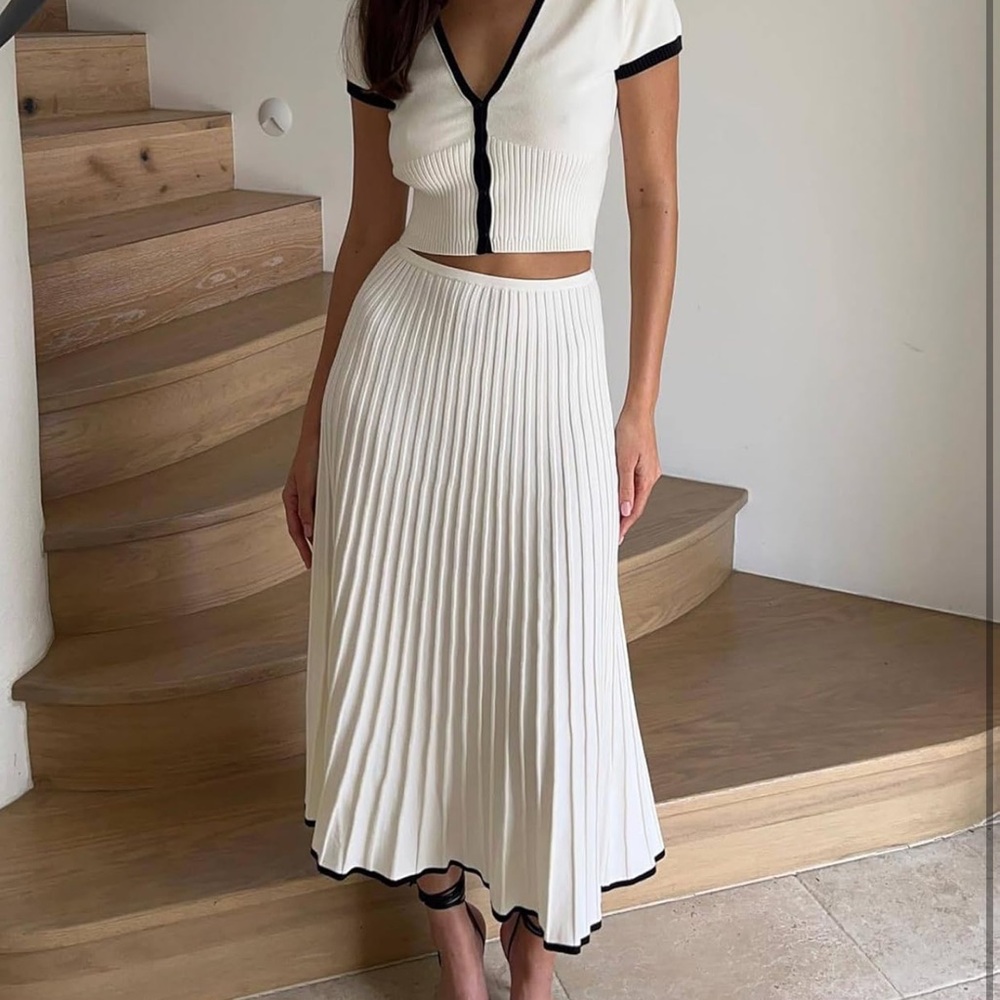 Elegant White Pleated Skirt